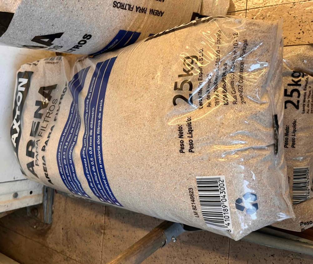 Filtersand getestet: drei Packungen Filtersand zwei liegend, einer stehend mit 25 kg Inhalt.