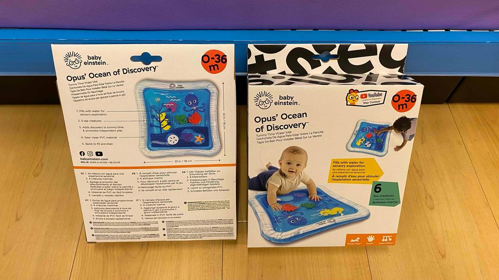 Im Test: Zwei Packungen der Wasserspielmatte stehen nebeneinander vor einem Regal.