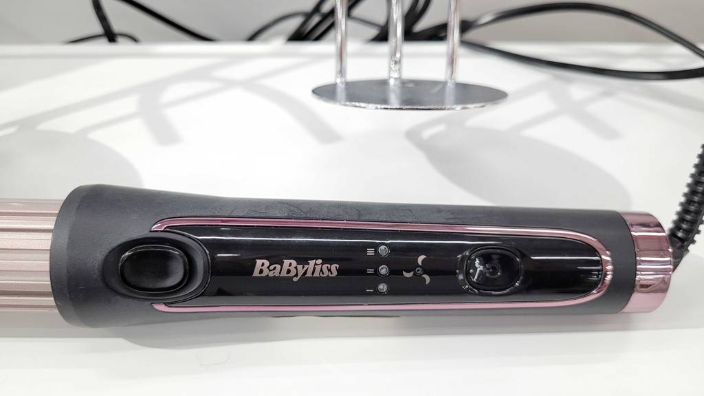 Die Bedienelemente des getesteten Babyliss-Curlers im Fokus.