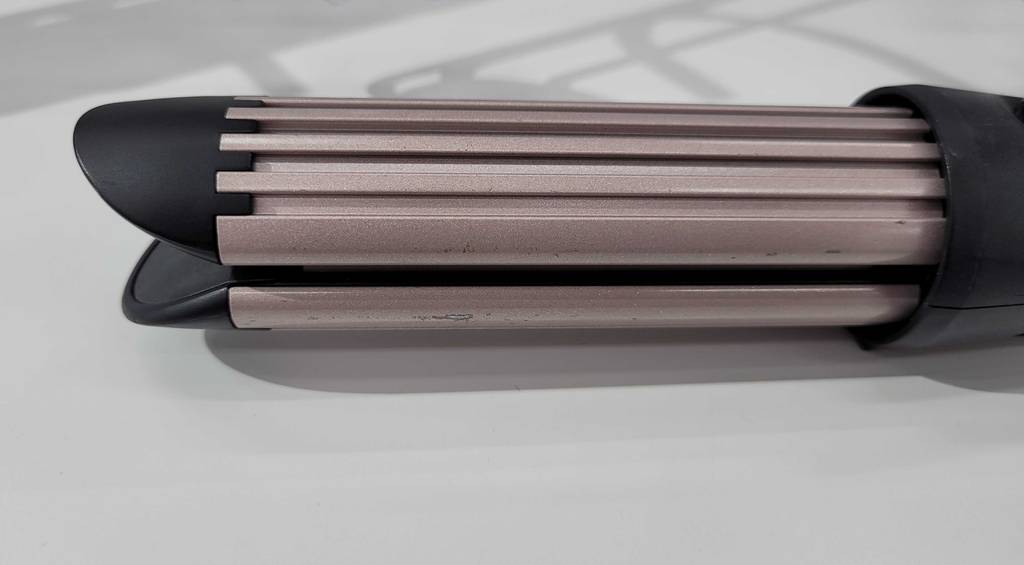 Das Heizelement des getesteten Babyliss-Curlers in Nahaufnahme.
