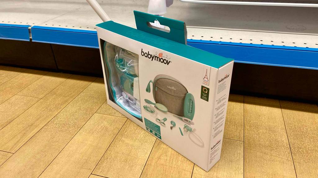 Baby-Pflegeset getestet: Eine Packung steht auf einem Holzboden vor einem Regal.