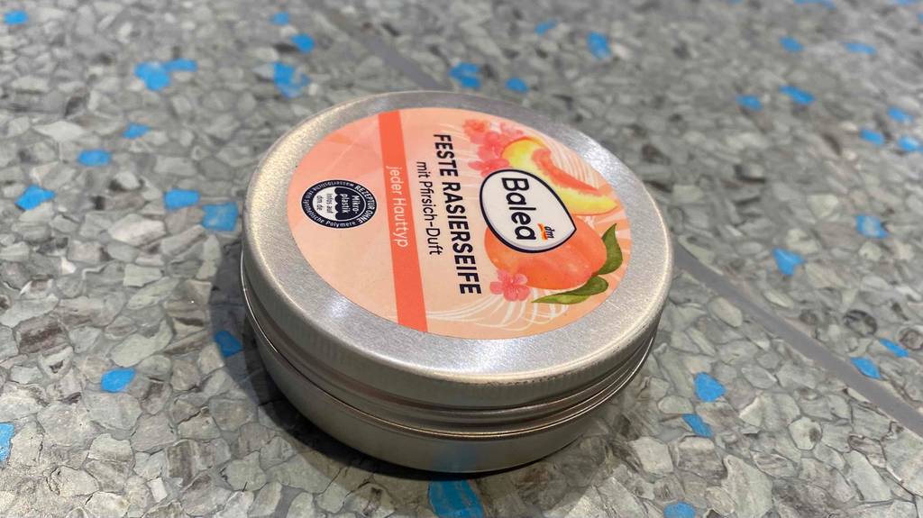 Rasierseife im Test: Eine Dose auf Fließenboden