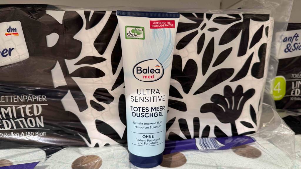 Das getestete Duschgel ohne Parfum mit totem Meer steht auf Klopapierrollen.
