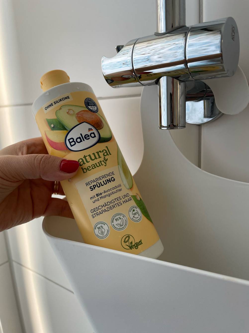 Der getestete Haarbalsam wird in eine Duschaufbewahrung gestellt.