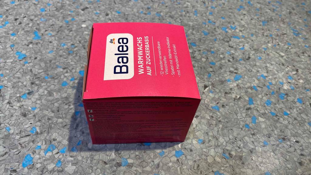 Warmwachs getestet: Eine Packung Wachs auf Flließenboden