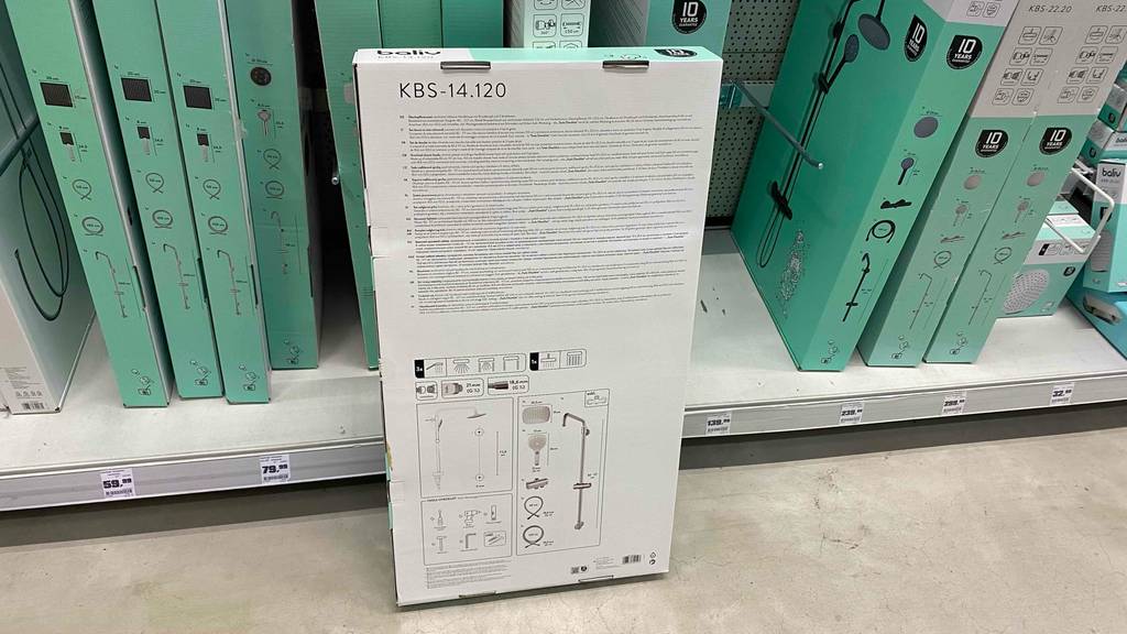 Duschsystem getestet: Rückseite der Verpackung eines Duschsystems an einem Regal angelehnt.