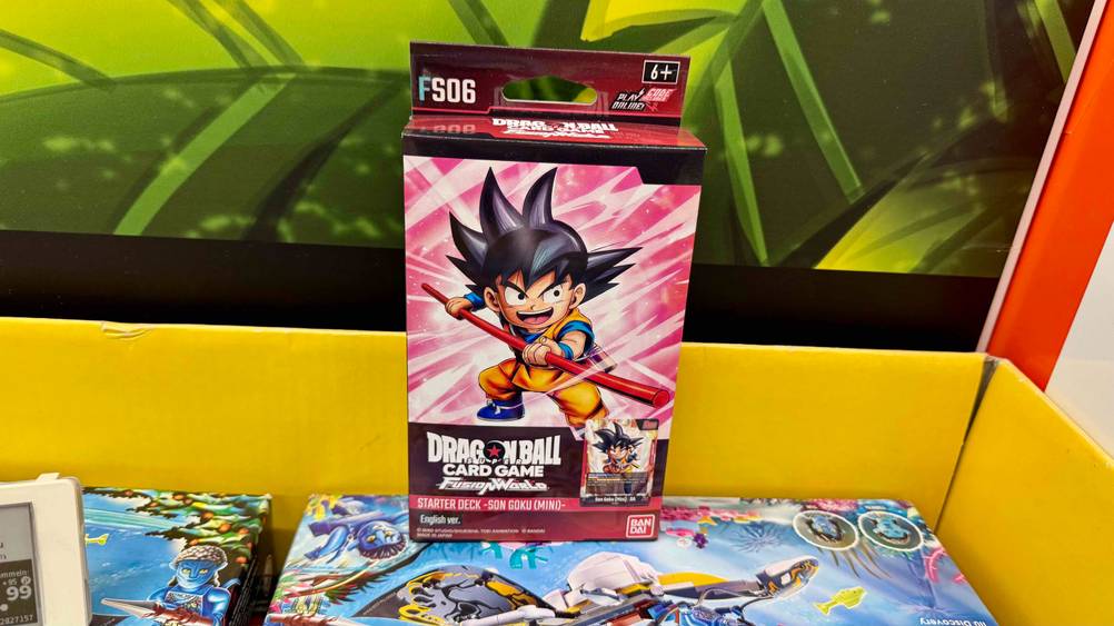 Die getesteten Dragon-Ball-Karten, die für Kinder ab 6 Jahren geeignet sind, stehen auf einer Verpackung.