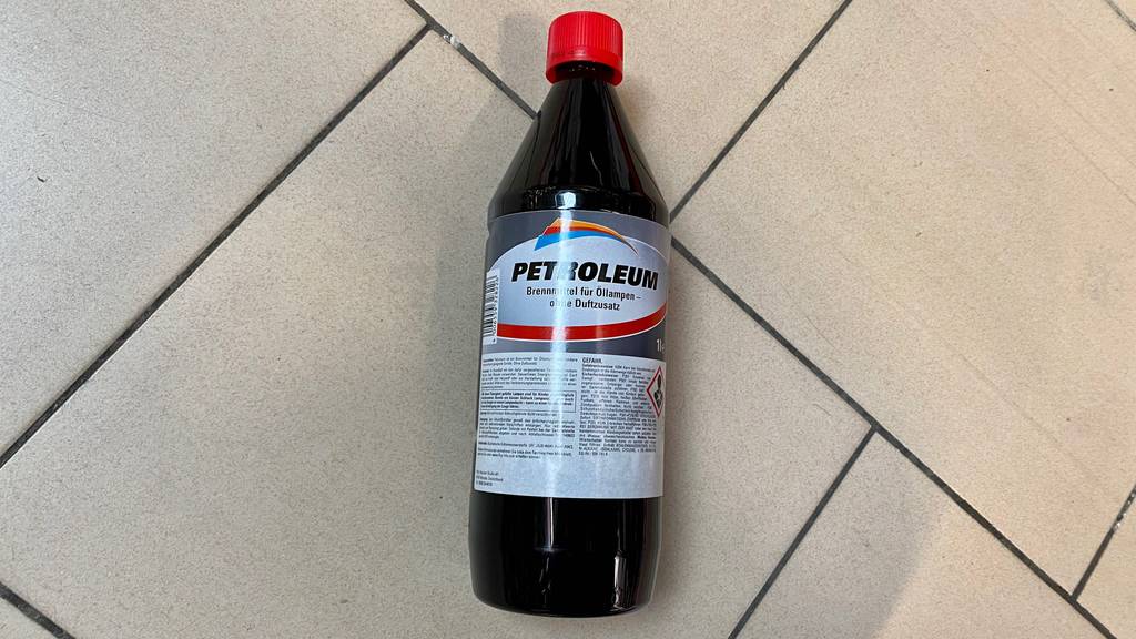 Petroleum getestet: eine Flasche liegt auf einem Fließenboden