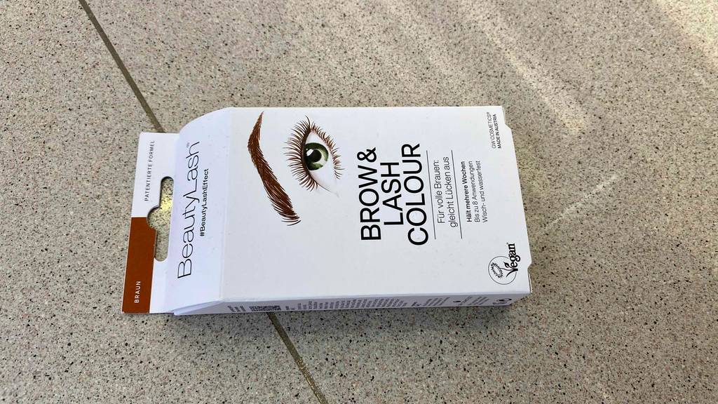Wimpernfarbe-Test: Verpackung von veganer Wimpernfarbe liegt auf einem Boden. 