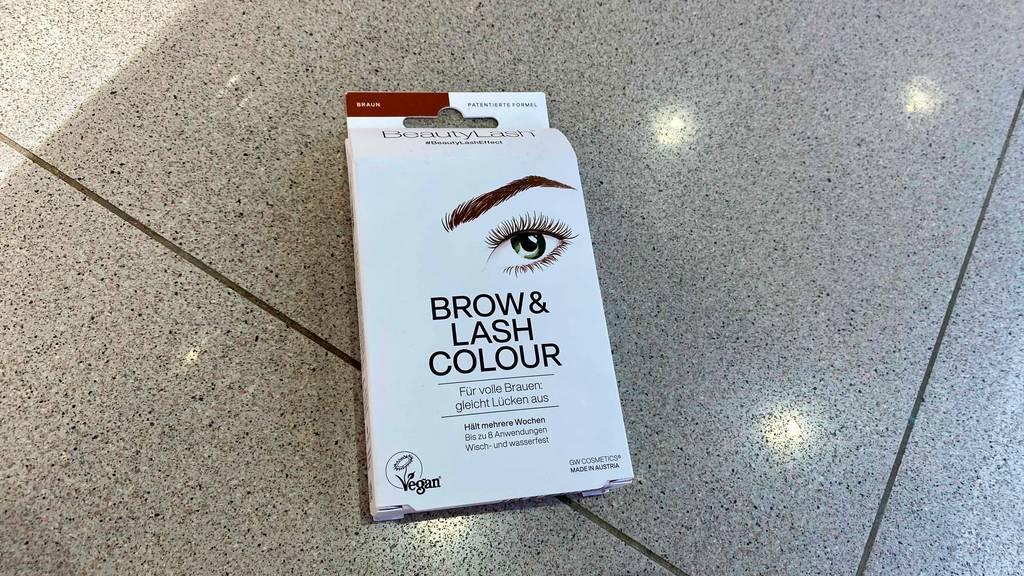 Wimpernfarbe getestet: braune und vegane Wimpernfarbe liegt auf einem Boden. 
