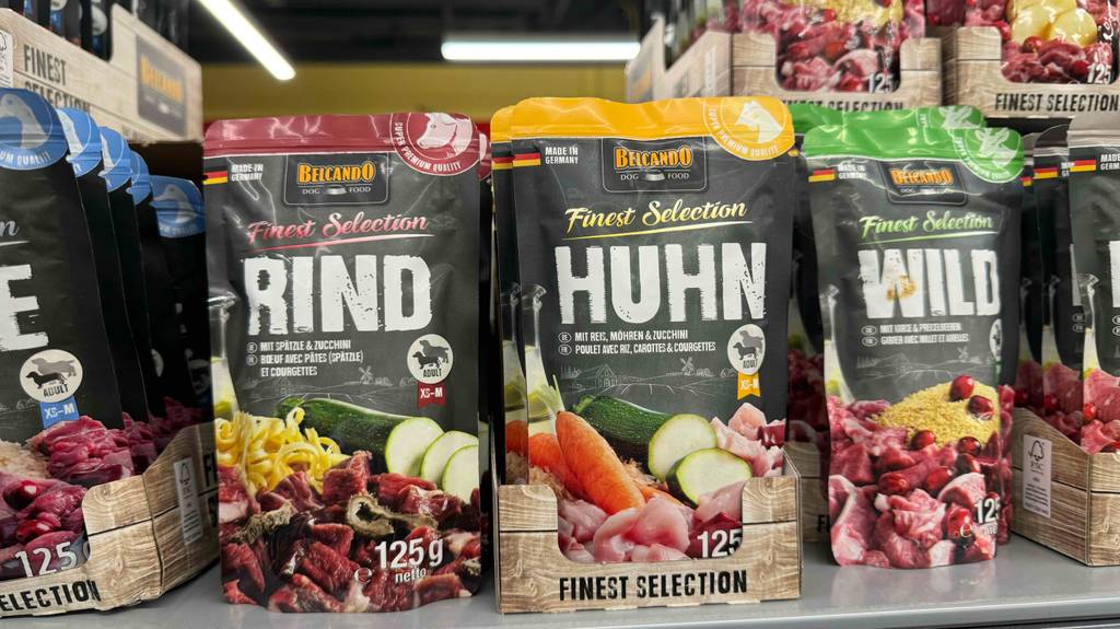 Belcando-Hundefutter-Test: mehrere Packungen Belcando-Hundefutter stehen in einem Regal in verschiedenen Geschmacksrichtungen.