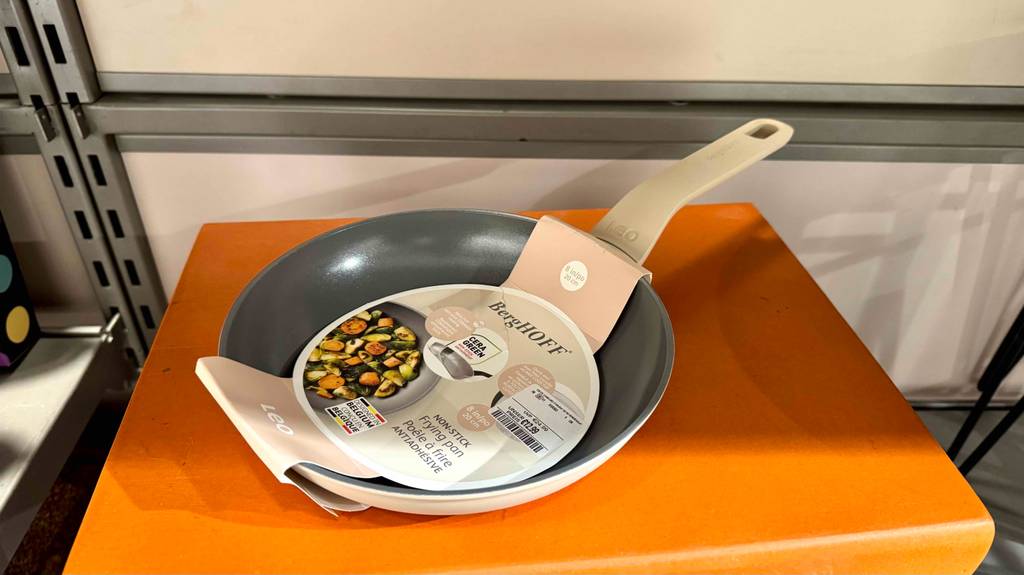 Die getestete BergHOFF-Pfanne mit einem Durchmesser von 20 cm steht auf einem orangen Hocker.