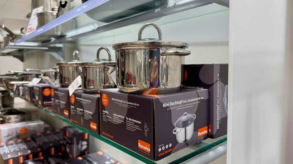 Mehrere Berndes Töpfe stehen auf den entsprechenden Verpackungen.