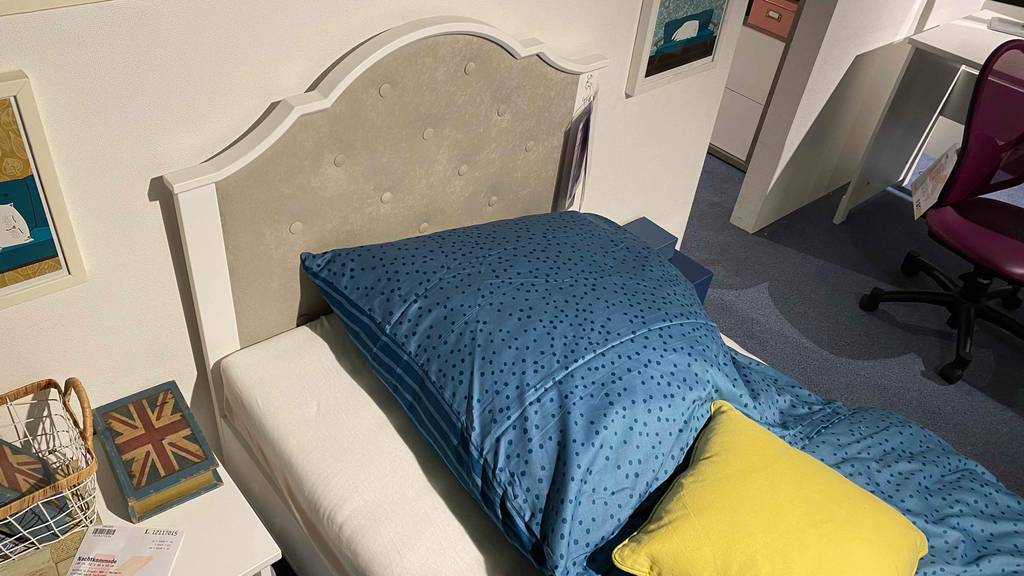 Jugendbett im Test: Kopfteil eines Jugendbettes im Fokus.