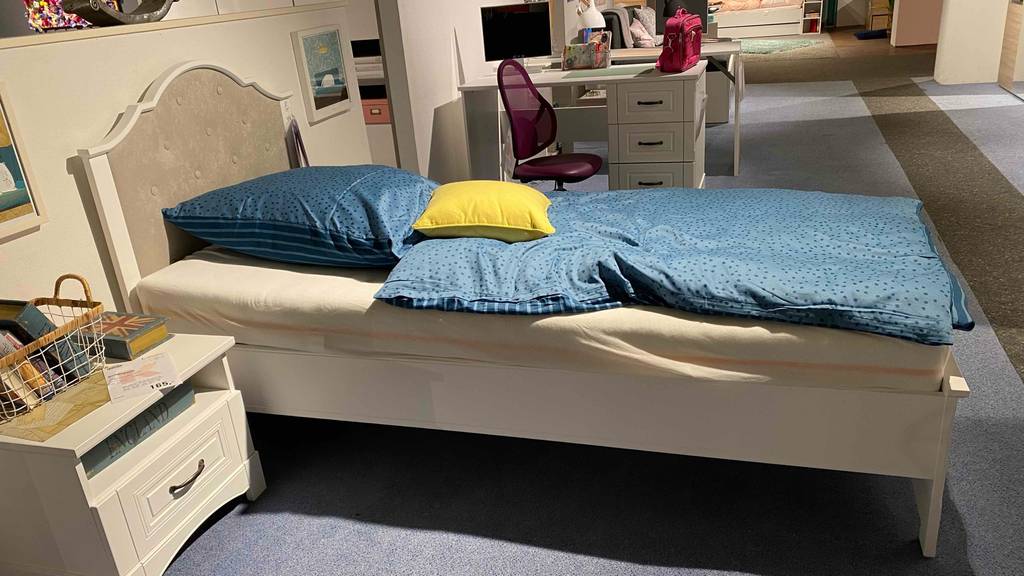 Jugendbett getestet: ein Jugendbett von der Seite mit Bettwäsche darauf ersichtlich.