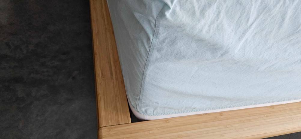 Bettlaken getestet: Nahaufnahme der Ecke einer bespannten Matratze.
