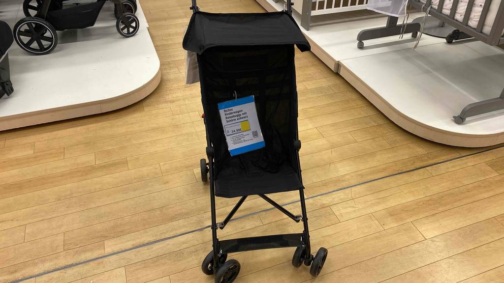 Reisebuggy getestet: Ein Buggy von vorne mit Dach auf einem Holzfußboden.