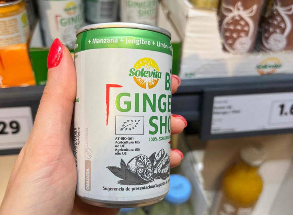 Ingwer-Shot im Test: eine Dose Ingwer-Shot wird in der Hand gehalten, auf dem man das Bio-Siegel sieht.