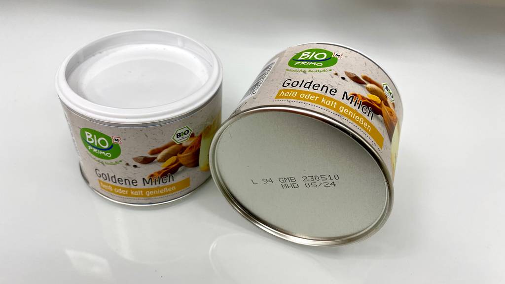 Goldene-Milch Pulver im Test: Zwei Dosen Pulver auf einer hellen Oberfläche