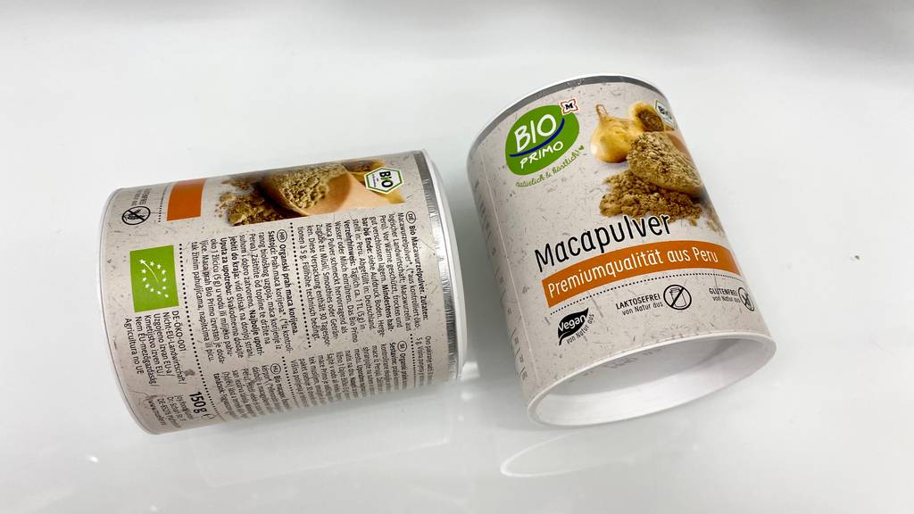 Maca-Pulver getestet: zwei Packungen liegen nebeneinander auf heller Oberfläche