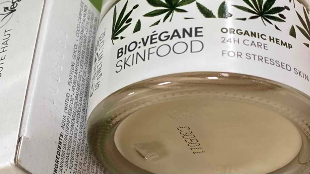 Hanfcreme getestet: Detailaufnahme Boden des Tiegels.
