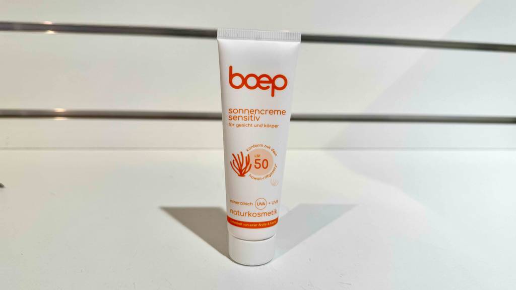 Mineralische-Sonnencreme im Test: Ene Tube mineralische-Sonnencreme steht vor einem weißen Hintergrund.