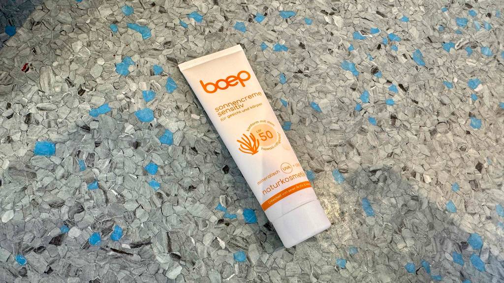 Die liegende Tube der getesteten mineralischen-Sonnencreme von vorn ersichtlich.