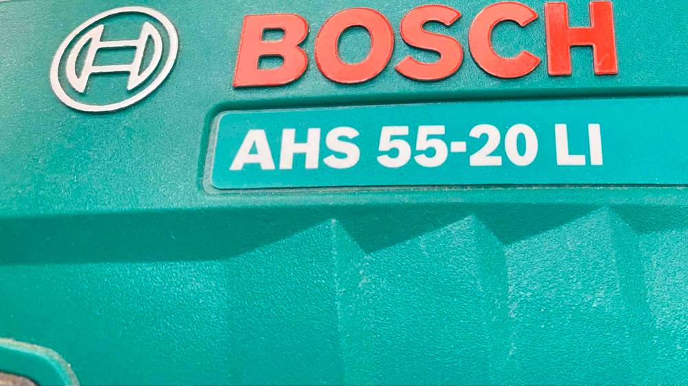 Akku-Heckenschere im Test: Detailaufnahme des Logos der Bosch Akku-Heckenschere