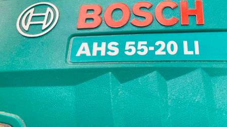 Akku-Heckenschere im Test: Detailaufnahme des Logos der Bosch Akku-Heckenschere