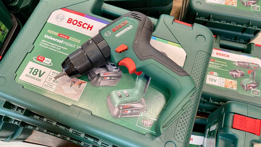 Bosch-Akku-Schrauber getestet: Akkuschrauber von Bosch mit Bit liegt auf dem dazugehörigen Koffer.