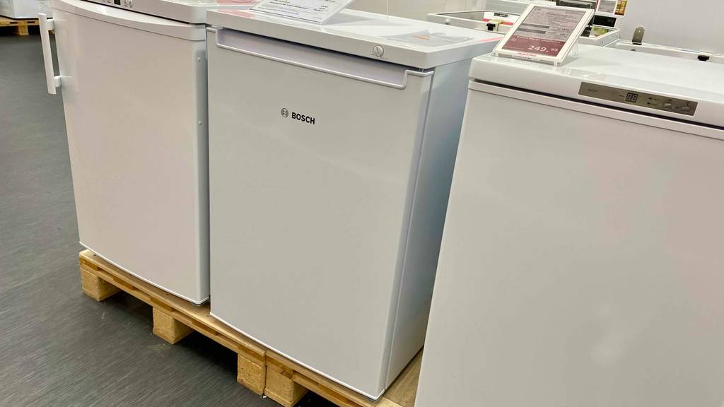 Gefrierschrank-80-Liter-Test: mehrere Gefrierschränke in Weiß nebeneinander stehend.