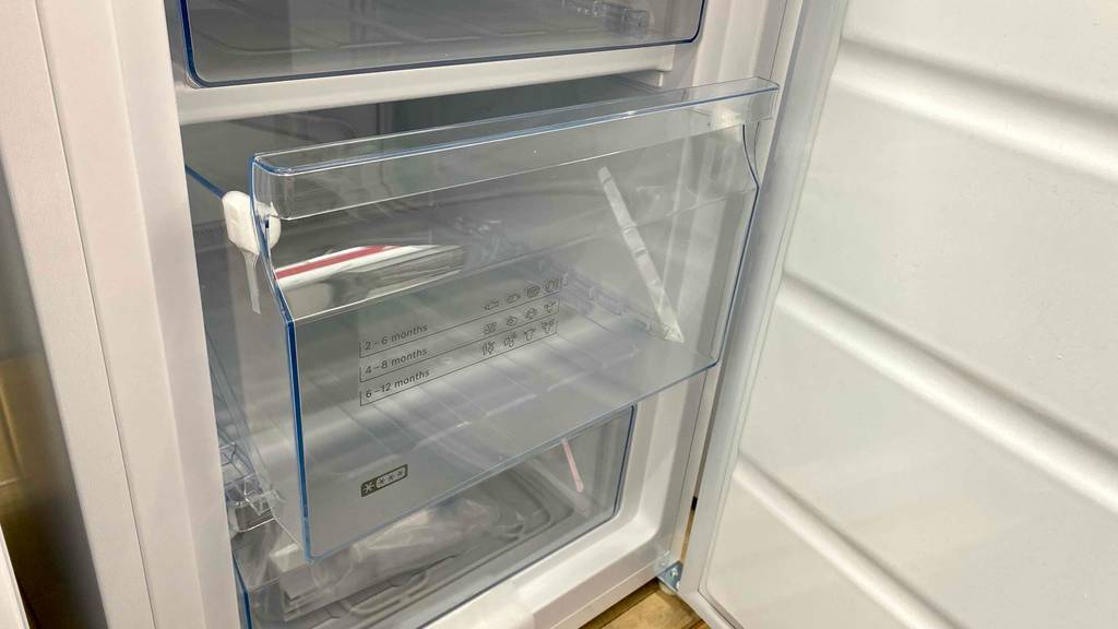 Gefrierschrank-80-Liter getestet: Die Schublade im Fokus, die leicht geöffnet ist.