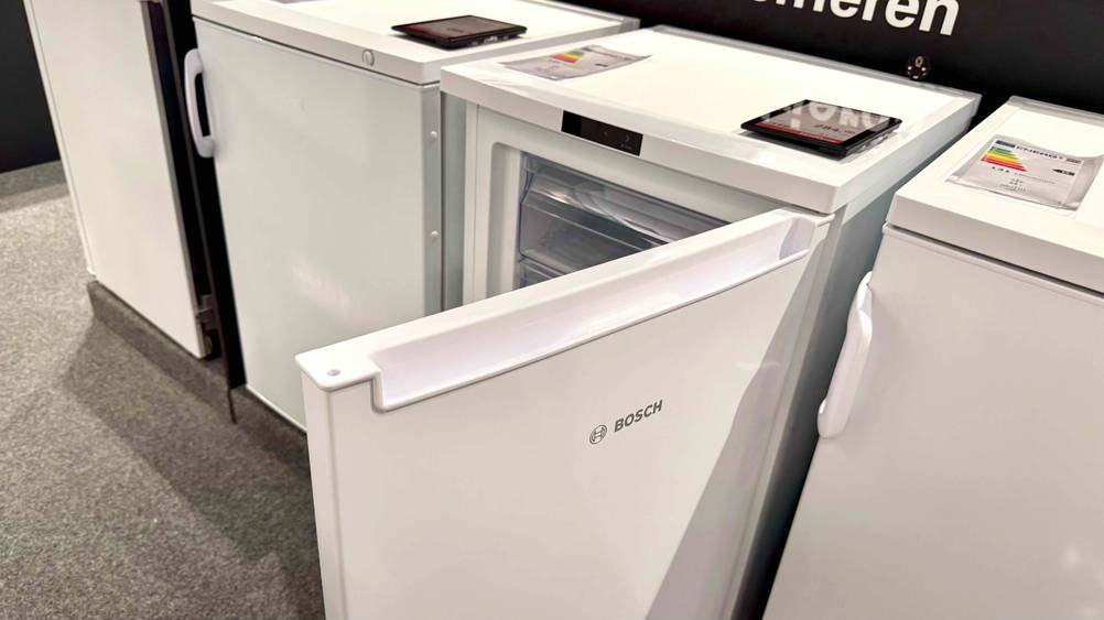 Die geöffnete Türe des getesteten Bosch-Gefrierschranks im Fokus.