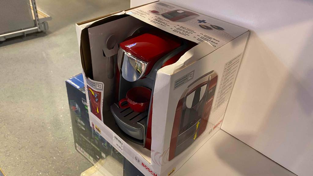 Kinder-Kaffeemaschine-Test: Kinder-Kaffeemaschine ist in offener Verpackung, die in einem Regal steht.