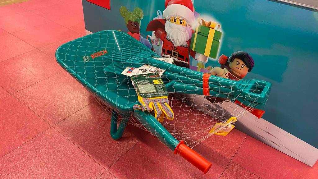 Kinderschubkarre getestet: Eine Kinderschubkarre vor einem Bild mit Nikolaus und Geschenken.