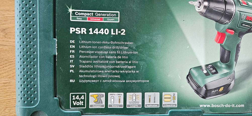 Bosch-Akkuschrauber-Test: Koffer mit Informationen zum Bosch-Akkuschrauber im Fokus.
