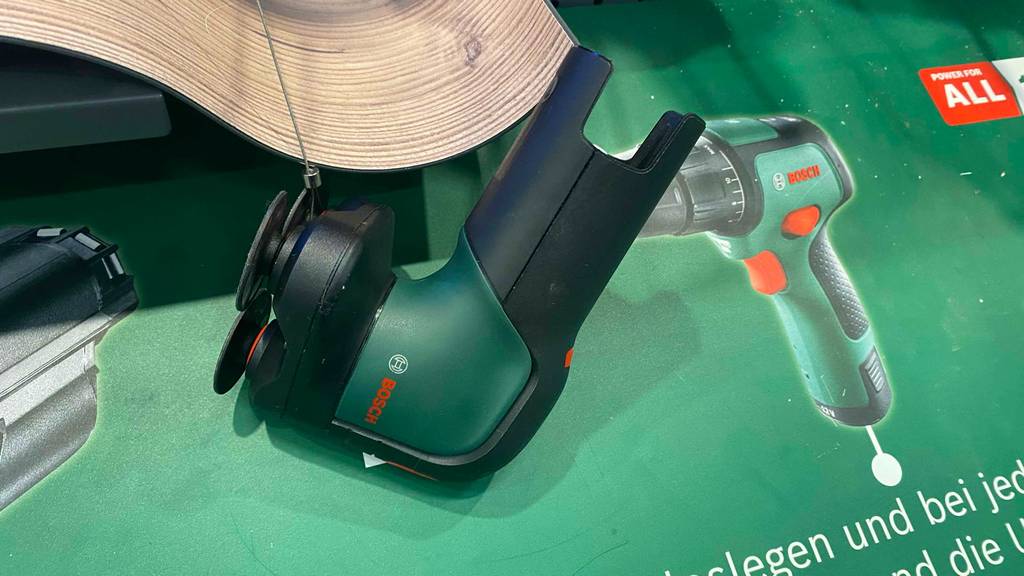 Im Test: ein Tellereschleifer von Bosch ist in einem Geschäft ausgestellt.