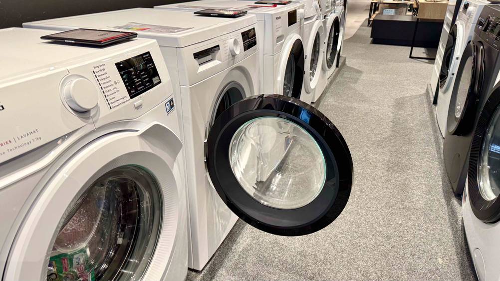 Die getestete 8 kg Bosch-Waschmaschine steht in einem Geschäft, während die Türe geöffnet ist.