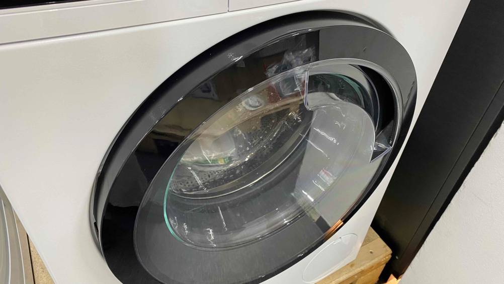 Waschmaschine 9 kg getestet: Nahaufnahme auf Türe mit Sichtfenster.