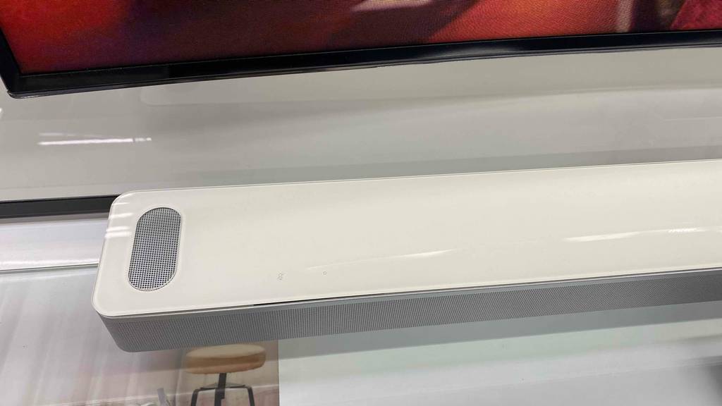 Soundbar (weiß) getestet: Nahaufnahme rechte Seite.