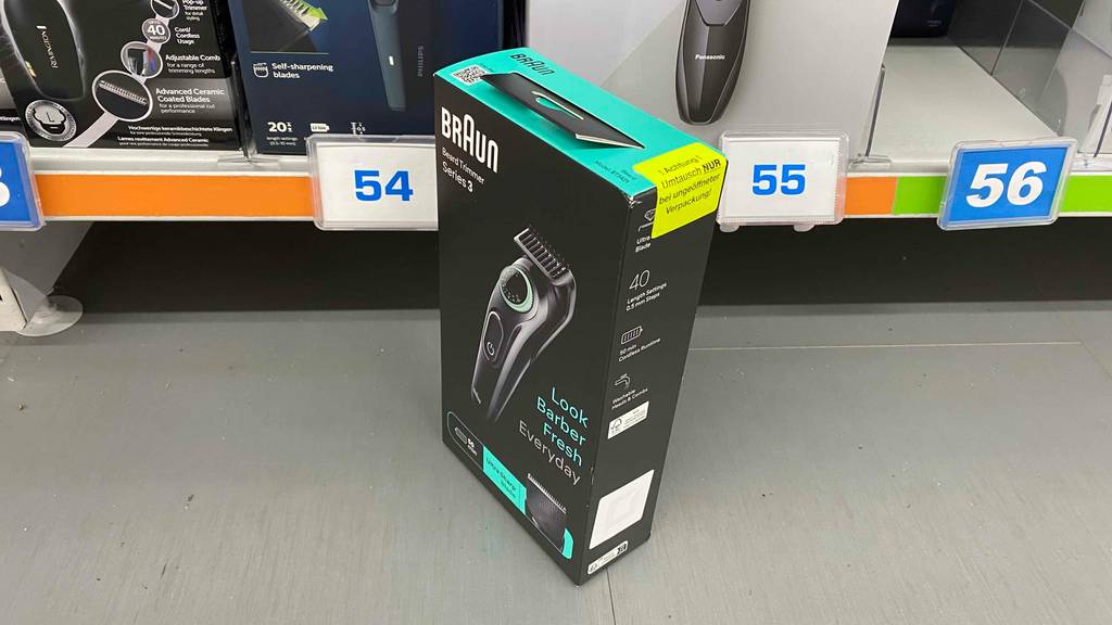 Braun-Barttrimmer getestet: Vor einem Regal auf einem grauen Boden steht ein originalverpackter Braun-Barttrimmer.