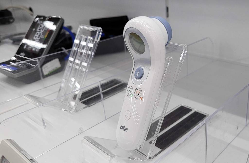 Der getestete Stirnthermometer wird in einem Geschäft ausgestellt.
