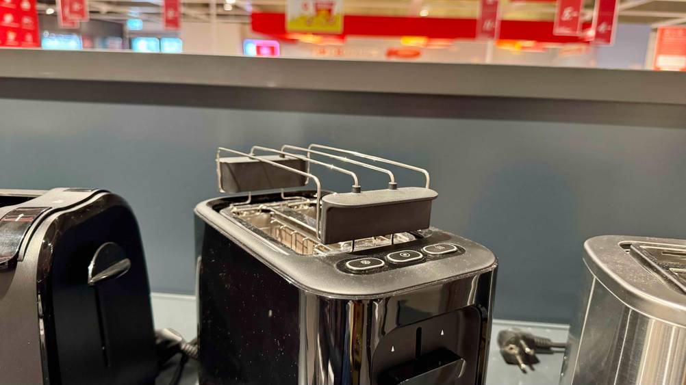 Der Brötchenaufsatz des getesteten Braun-Toasters im Fokus.
