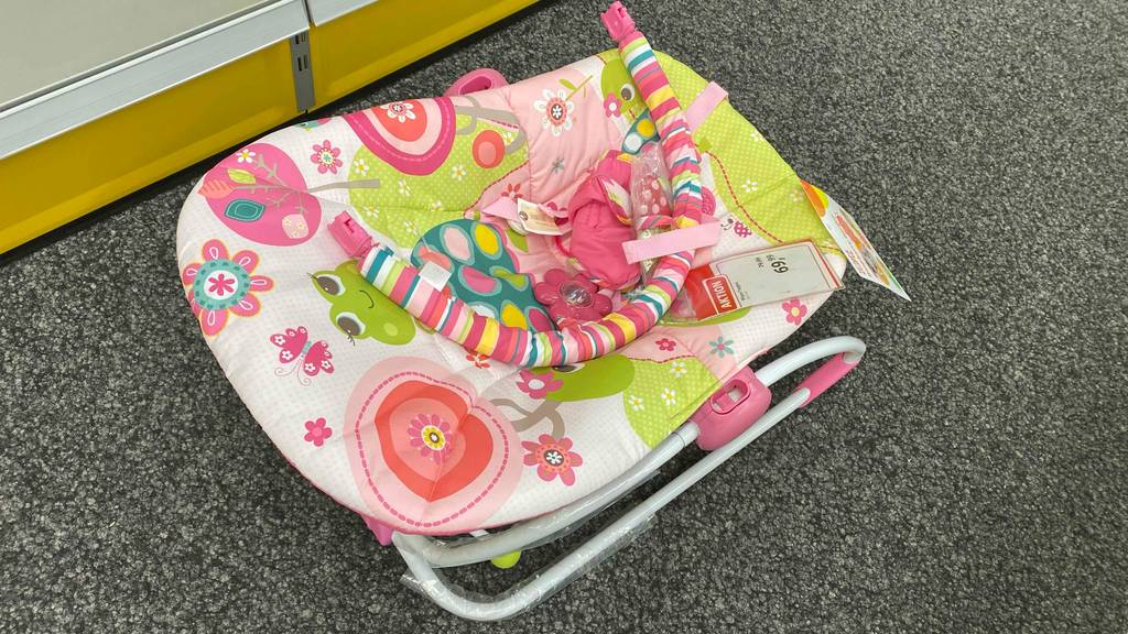 Babywippe bis 18 kg getestet: Eine Wippe von schräg oben auf einer grauen Fläche.