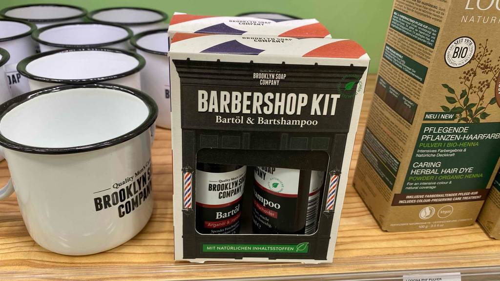 Bartpflege-Set im Test: Bartpflege-Set mit Bartöl und Bartshampoo steht neben anderen Produkten.