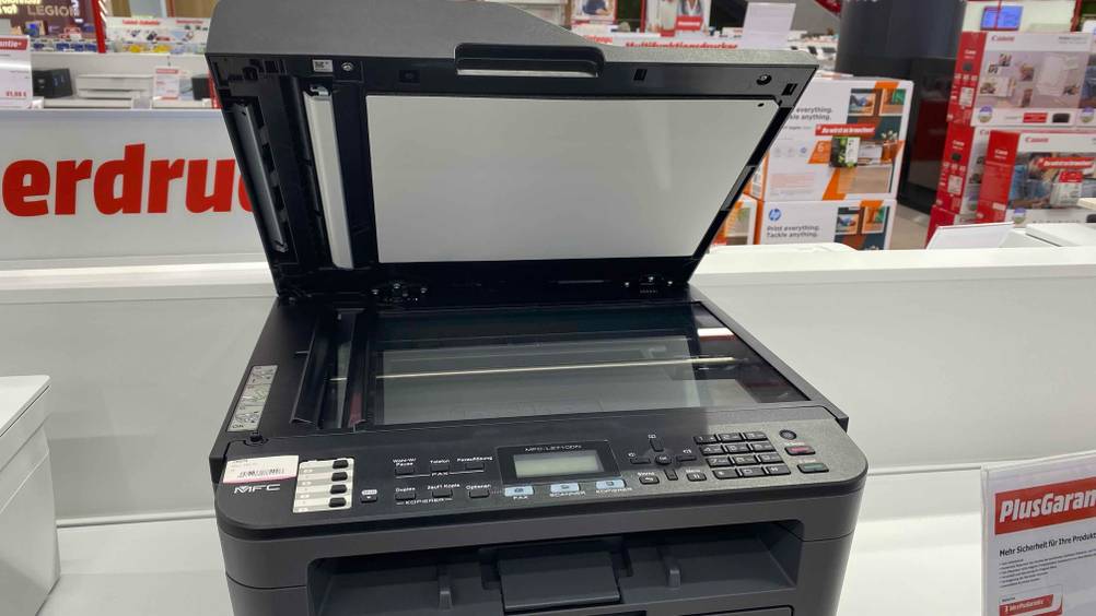 Getesteter Laserdrucker mit Scanner ist geöffnet.
