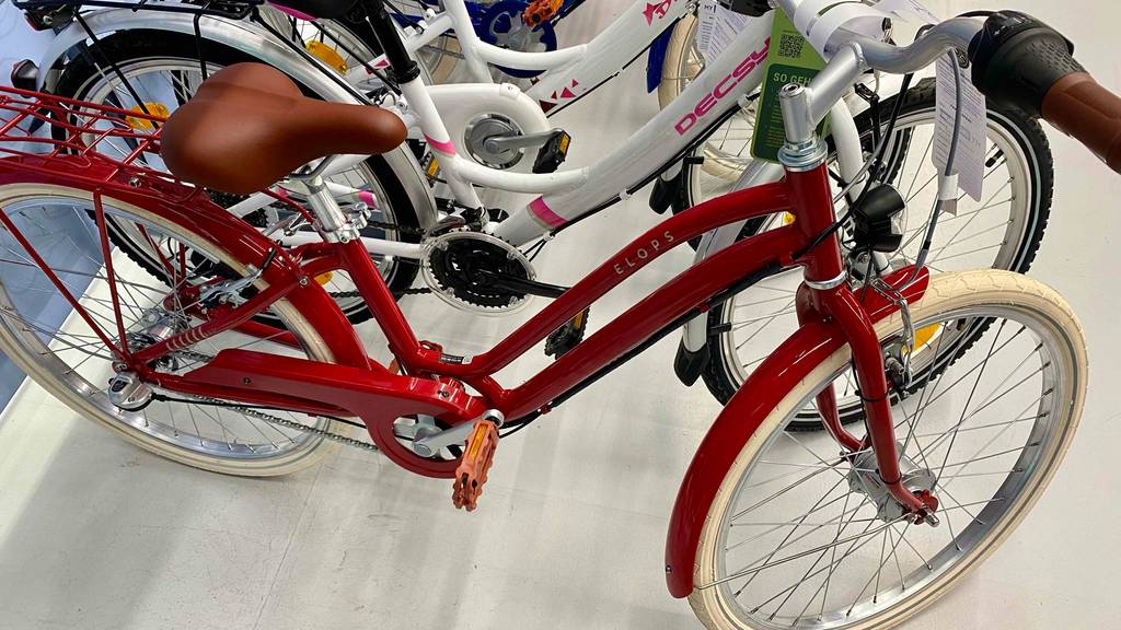Kinderfahrrad 24 Zoll getestet: Ein Fahrad von der Seite neben anderen.
