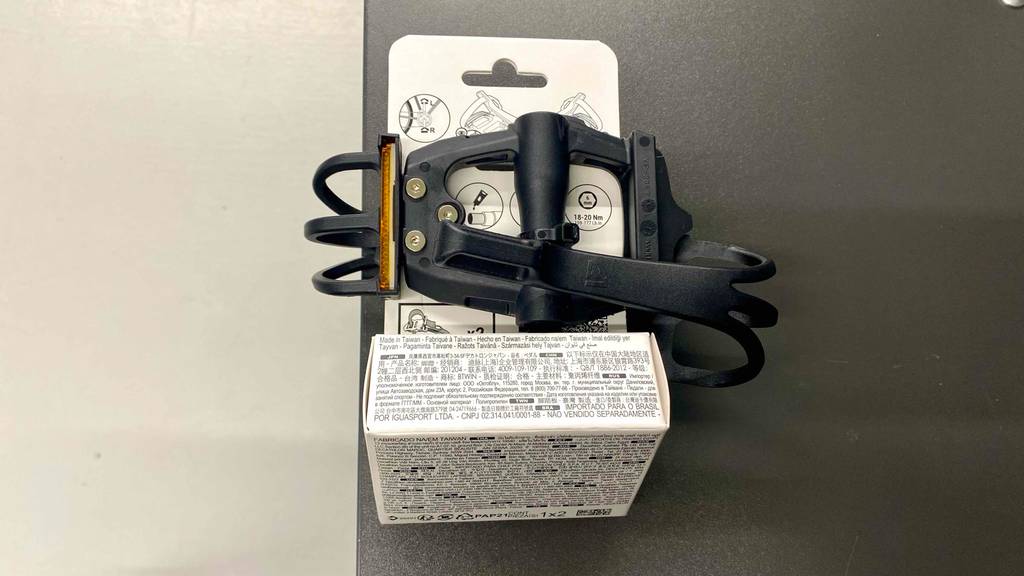 Rennrad-Pedal getestet: Ein verpacktes Produkt von hinten auf einer grauen Oberfläche.
