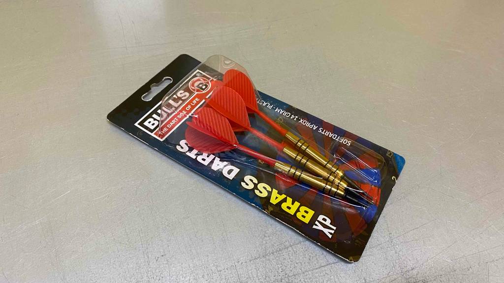 Softdarts getestet: Auf einem grauen Boden liegt quer eine Packung.