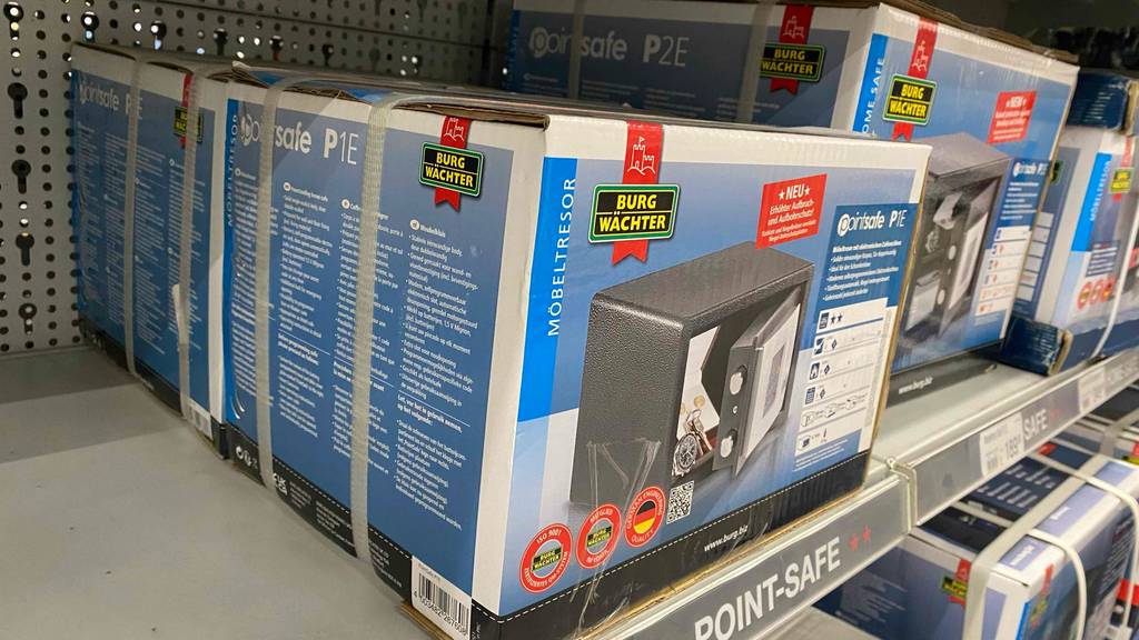 Burg-Wächter-Tresor-Test: Tresor in Verpackung steht in einem Regal.